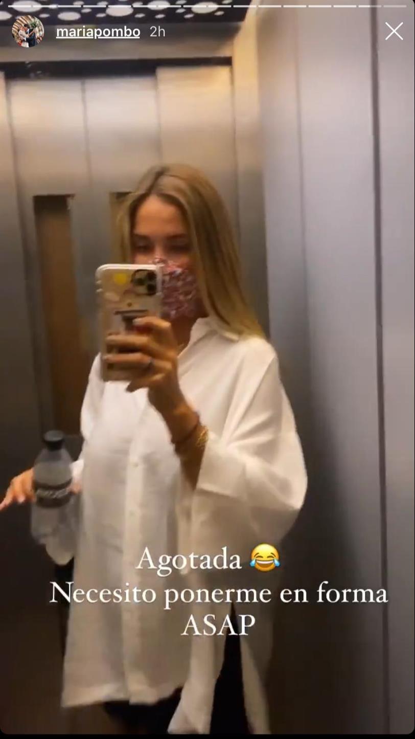 Maria Pombo con camisa blanca oversize de Zara