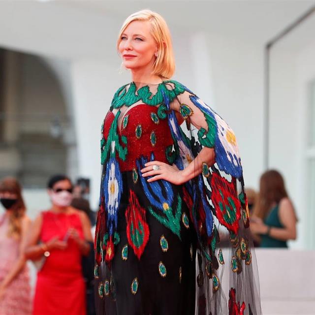 Cate Blanchett pasa a la historia con un vestido de Armani en 'La Mostra' de Venecia