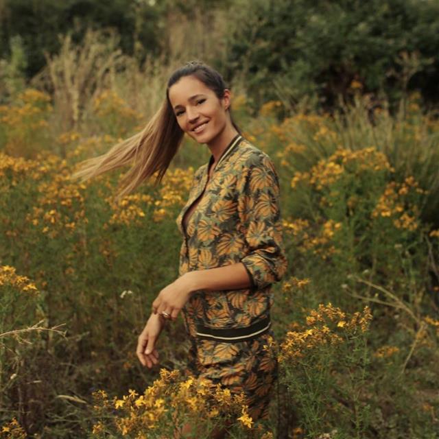 Malena Costa tiene el conjunto de bermudas y cazadora de firma española IDEAL para septiembre