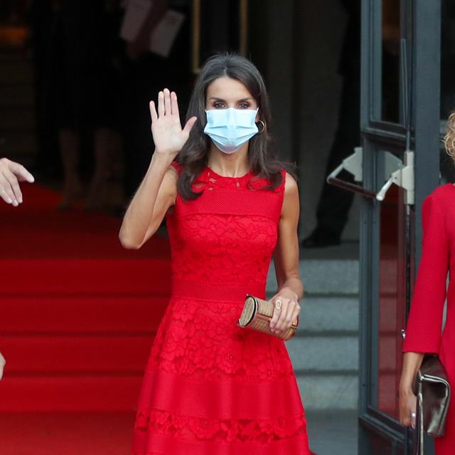 Letizia sigue apostando por rescatar vestidos del armario, como este rojo de Carolina Herrera
