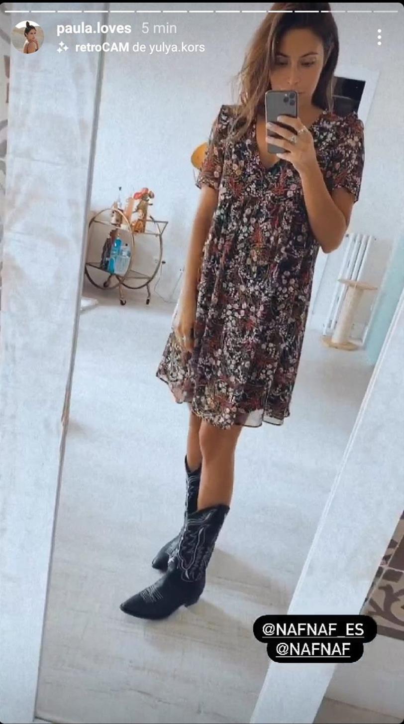 Paula Moya con vestido mini y botas cowboy