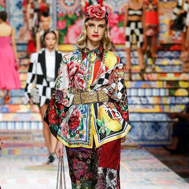 Dolce & Gabbana propone para la P/V 2021 una colorida colección donde el 'patchwork' es protagonista