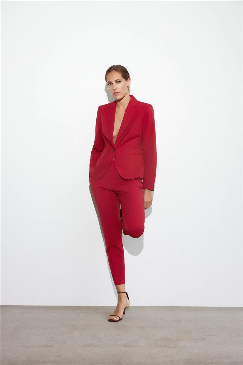 Traje de chaqueta en rojo de Zara