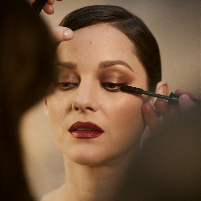 Paso a paso del maquillaje de invitada de Marion Cotillard para el nuevo 'beauty film' del perfume Chanel Nº5