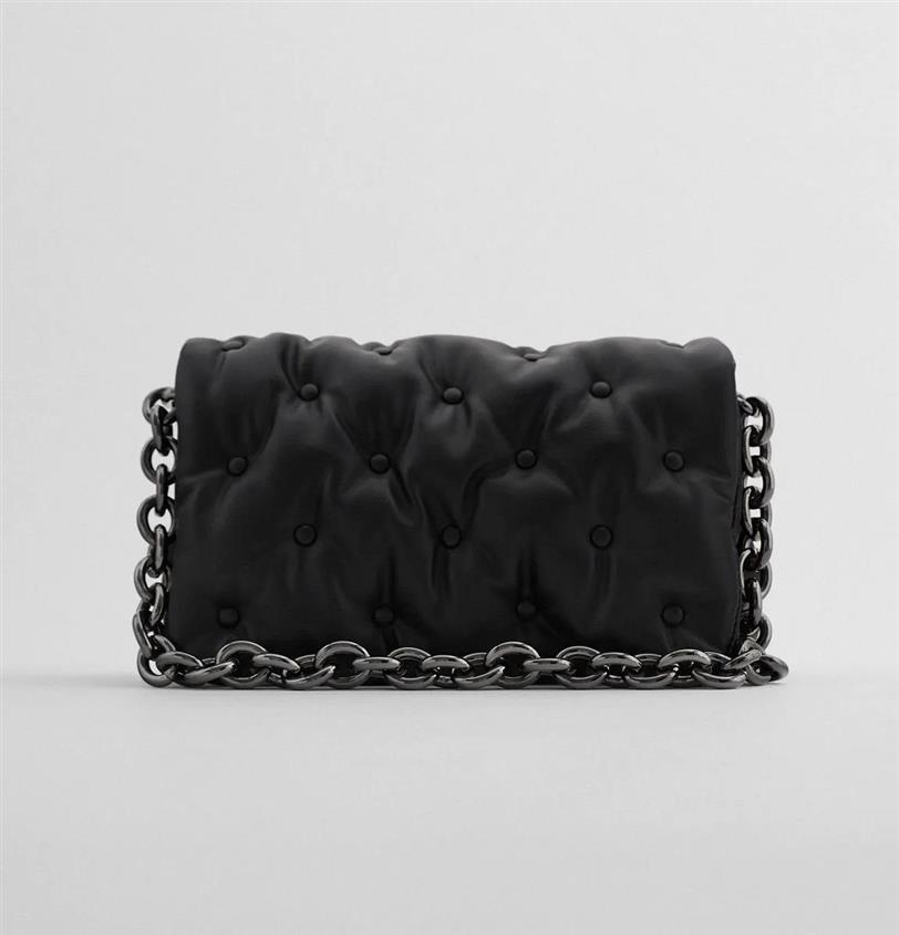 Bolso acolchado con cadena de Zara