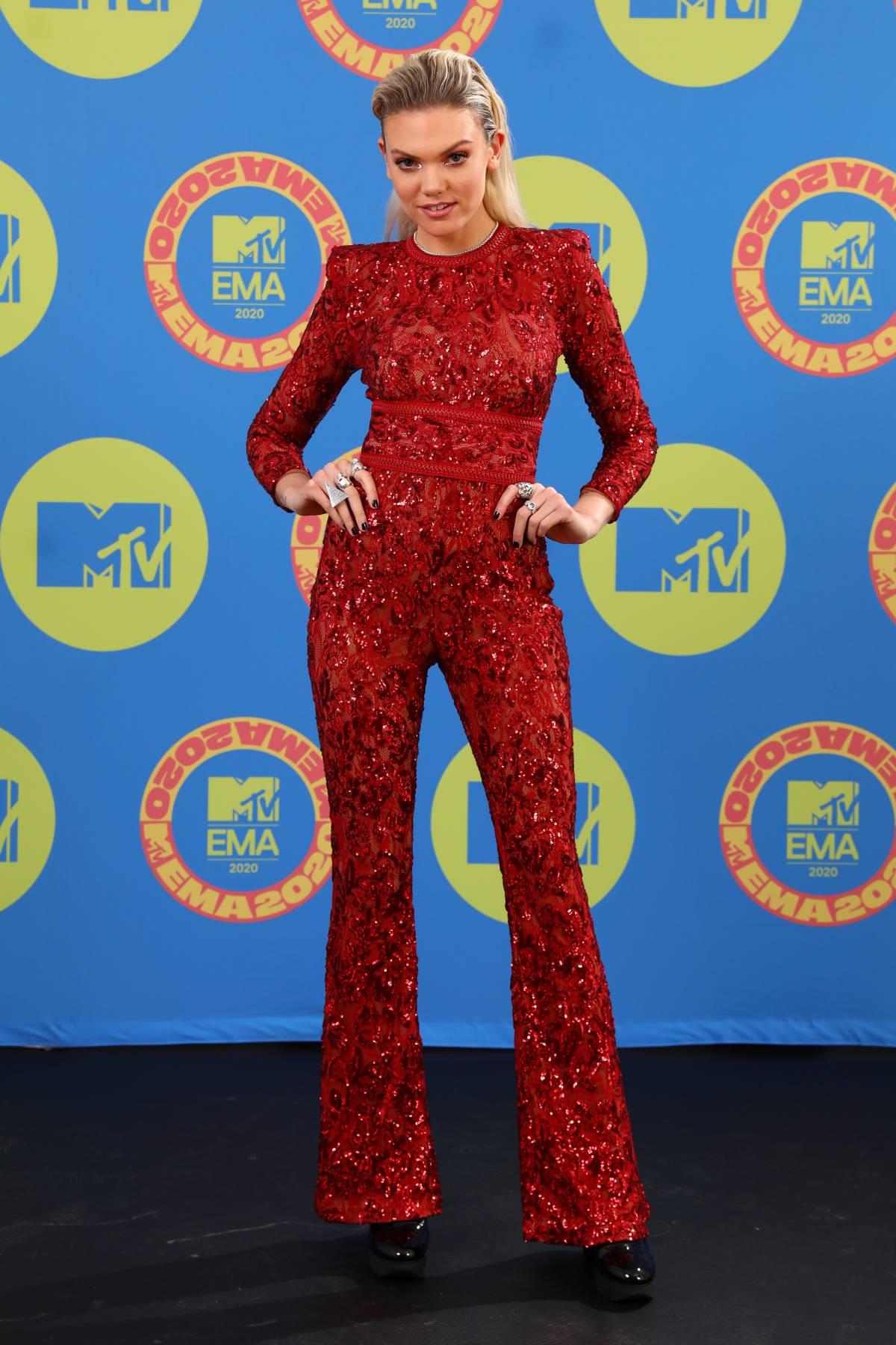 Becca Dudley en los MTV Europe Music Awards 2020