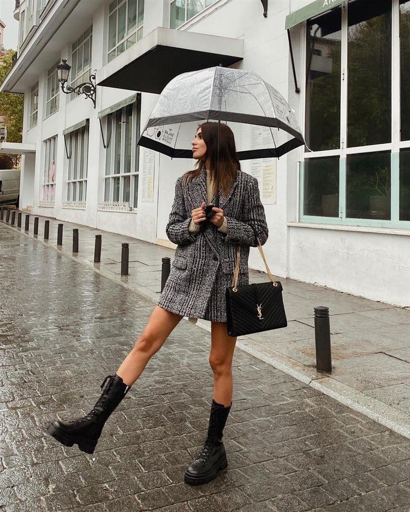 Mery Turiel con paraguas