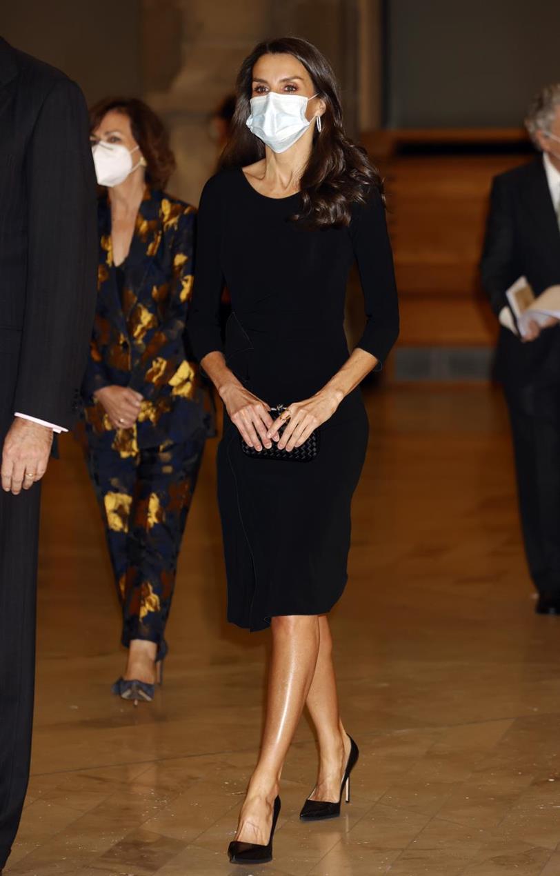 La reina Letizia con vestido negro de Armani