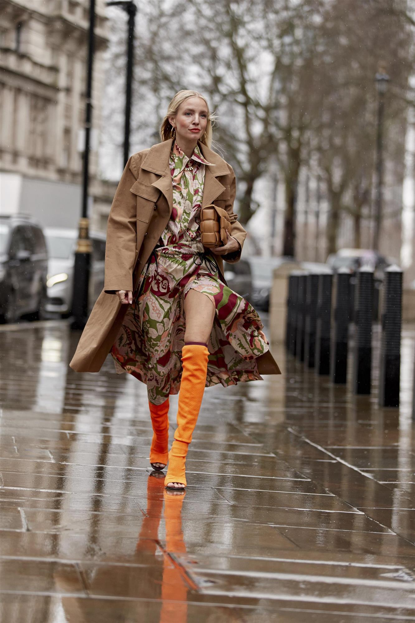 London str F20 313. Look de street style con botas altas naranjas