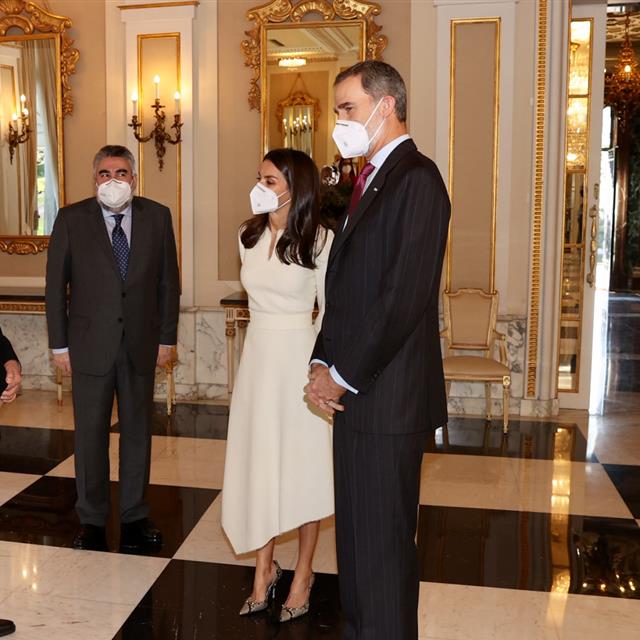 Letizia reaparece y repite ‘look’ con su misterioso (y elegante) vestido midi en blanco