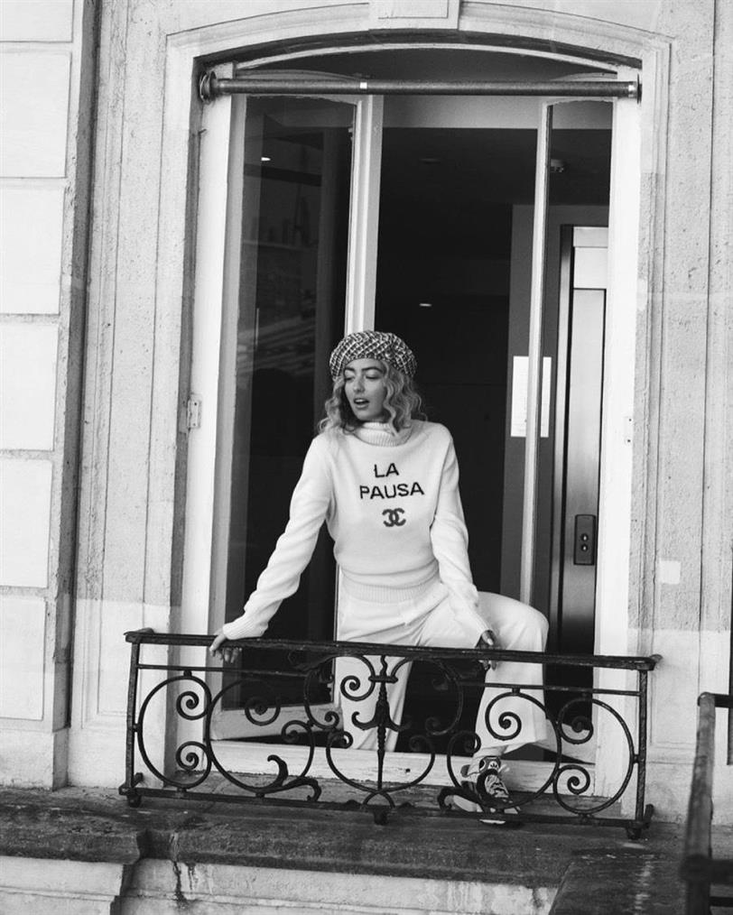 Emili Sindlev con boina en París