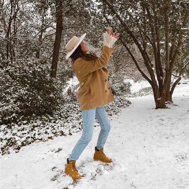 Mery Turiel tiene el look rebajado más chic para la nieve (abrigo de Mango y botas Panama)