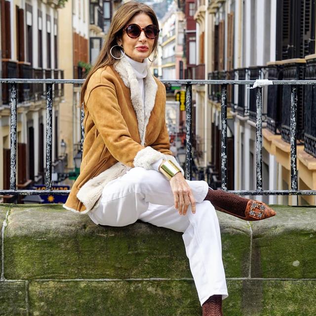 Así llevan las 'influencers' de 50 los vaqueros 'slouchy' blancos de Zara para un look elegante