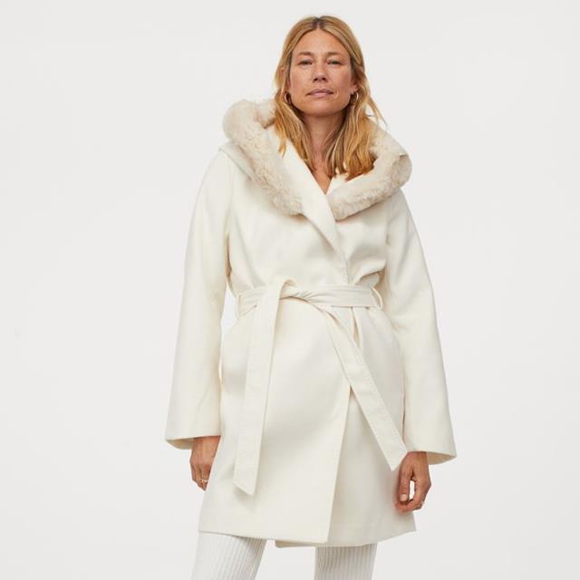 10 abrigos blancos de rebajas (en Zara, Mango y compañía) para seguir LA GRAN tendencia de 2021