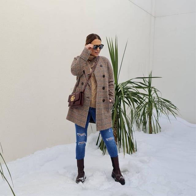 Paula Echevarría combina un abrigo de Primark con jersey de H&M y las botas de nieve más deseadas del momento