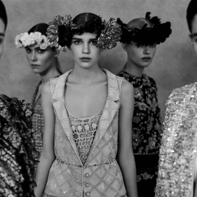 Chanel deslumbra (y en familia) con su colección de Alta Costura de Primavera-verano 2021