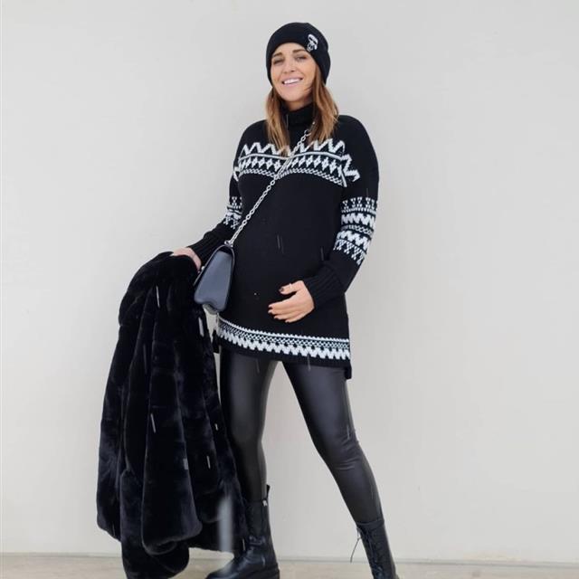 Paula Echevarría combina un abrigo de cuadros H&M con chándal de Primark 