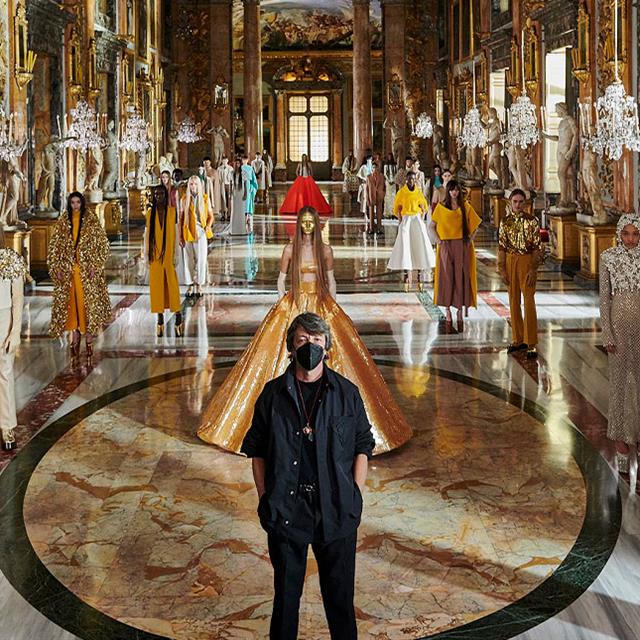 Valentino viste de gala su Alta Costura: así es la colección ‘Code Temporal’, un homenaje a sus creadores