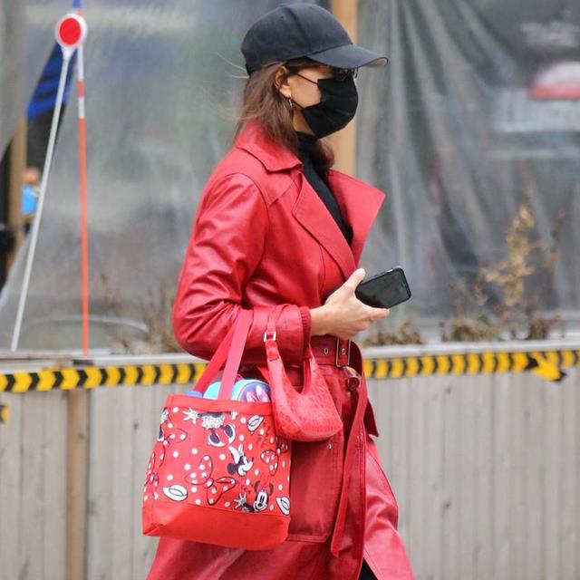 Irina Shayk repite este estilo de abrigo y deja claro que es la tendencia más IN de temporada