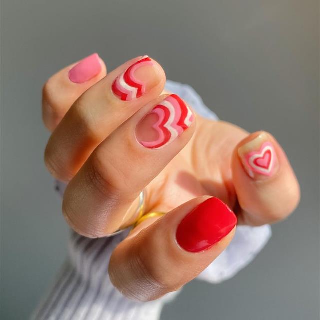 La manicura de corazones que es tendencia esta temporada y es perfecta para llevar en San Valentín
