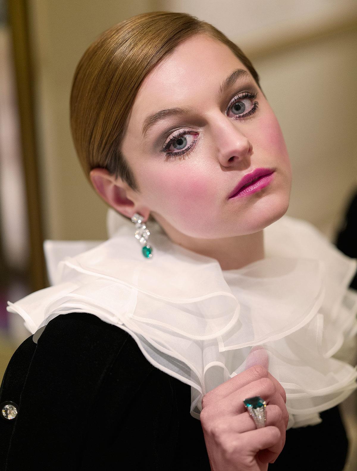 Emma Corrin en los Globos de Oro 2021 con joyas de Cartier