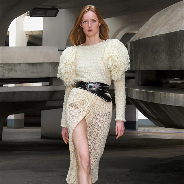 Isabel Marant reinterpreta el futuro con vestidos ceñidos de cuero y coloridas lentejuelas