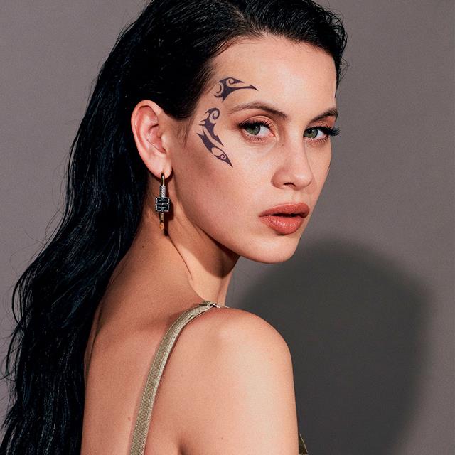 Tatuajes y candados en el look de Milena Smit, el más esperado de la noche de los Premios Goya 2021