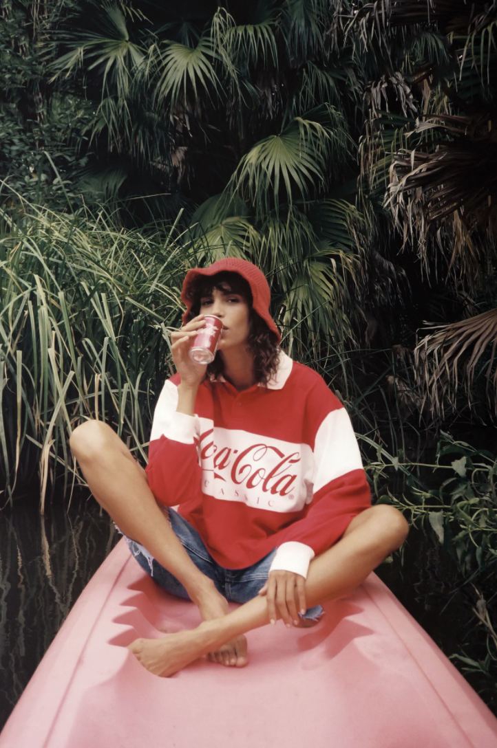 Modelo con polo de Coca Cola para Zara