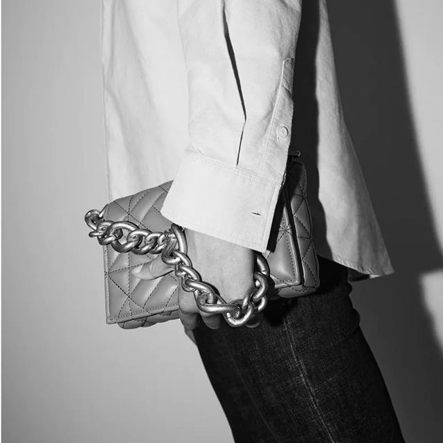 Este bolso acolchado con cadena dorada de Zara es una locura de bonito y muy tendencia