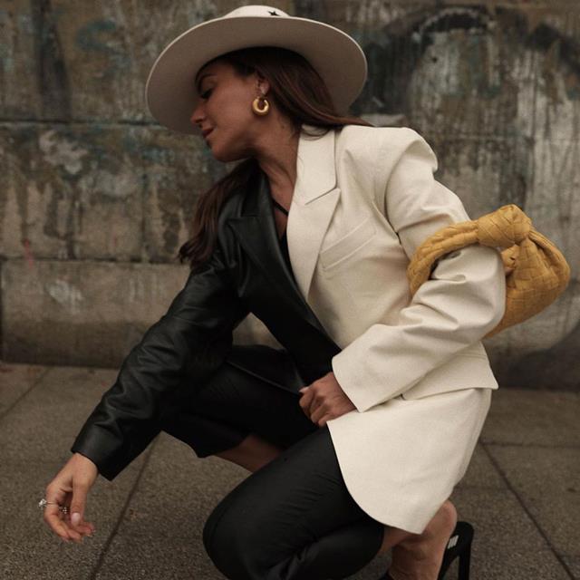 La chaqueta de cuero bicolor de Paula Ordovás que triunfa en Instagram