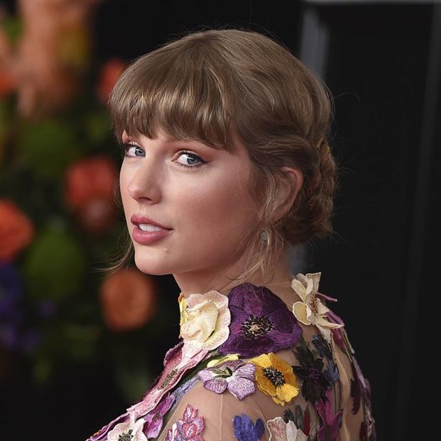 Taylor Swift ha sido la mejor vestida de los Grammy gracias a este impresionante minivestido de flores para invitadas de primavera 
