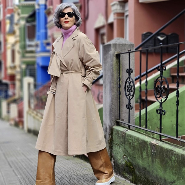 Hay una gabardina en H&M para chicas de 30 o más de 50 años que Carmen Gimeno ha combinado con pantalones de cuero para un "lookazo"