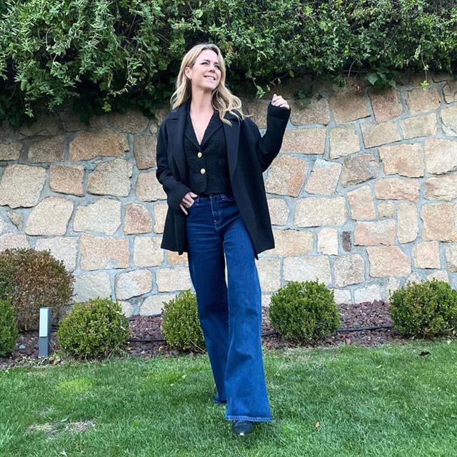 Cómo llevar los jeans campana si tienes 40 años o más, por Amelia Bono