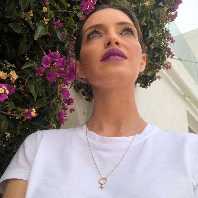 La barra de labios de Sara Carbonero es en realidad un pintalabios permanente violeta de L'Oréal