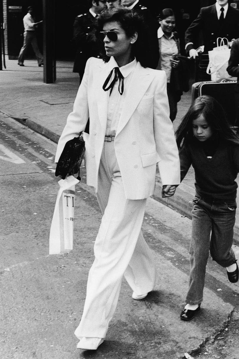 Bianca Jagger con traje
