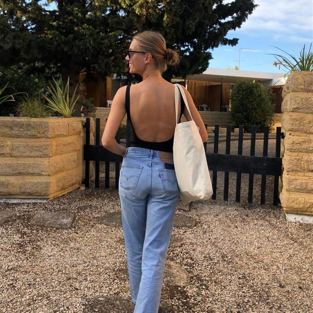 Cómo llevar el bañador con jeans rectos, el look que triunfa en Instagram