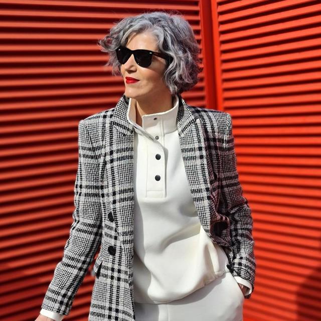 La chaqueta de Zara en clave 'patchwork' con la que Carmen Gimeno consigue un "lookazo" de primavera tengas 30, 40 o 50 años