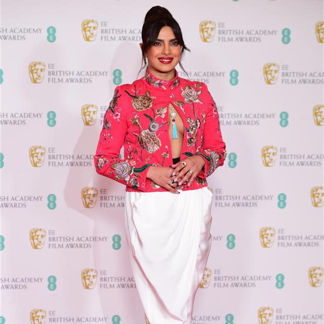 Priyanka Chopra apuesta por la firma española Pertegaz en los BAFTA 2021