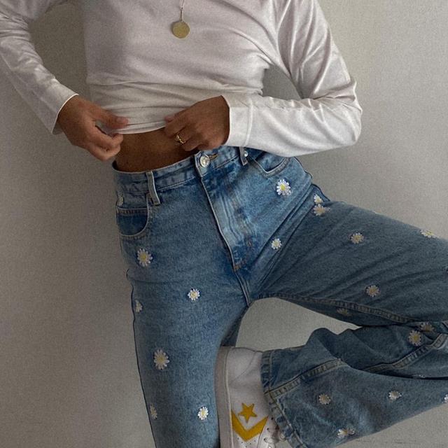 Sabemos de dónde son los jeans con margaritas que hacen "tipazo" y arrasan en Instagram