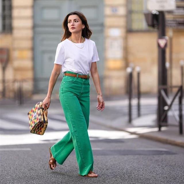 Oh là là: Alexandra Pereira le saca los colores a la primavera con estos jeans verdes de Zara