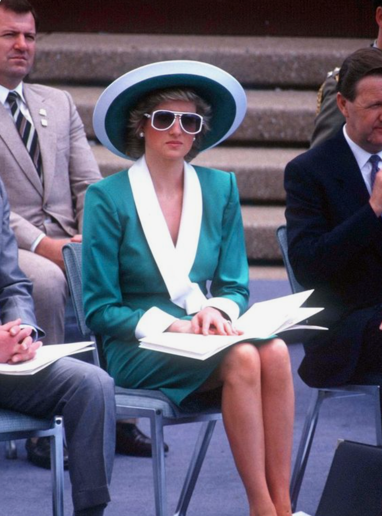Diana de Gales con gafas de sol