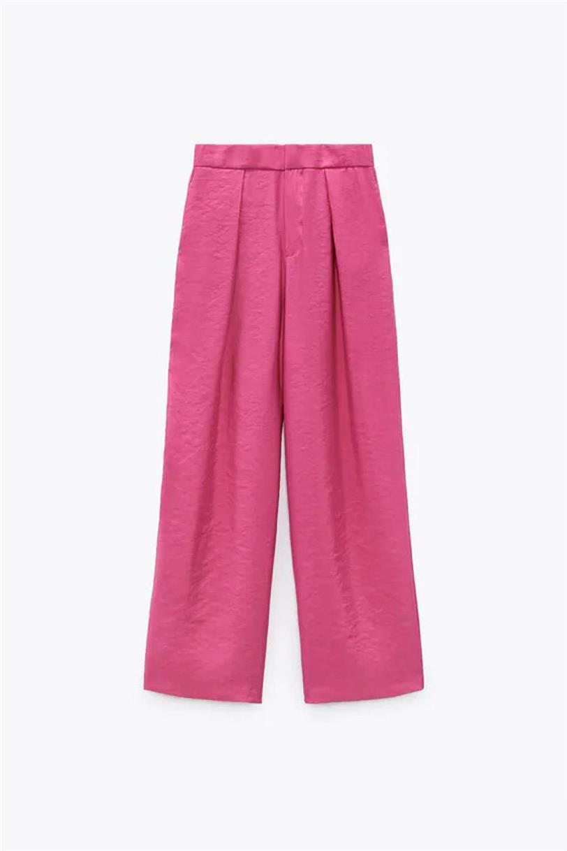 Pantalón de pinzas y pernera ancha de color rosa, de Zara