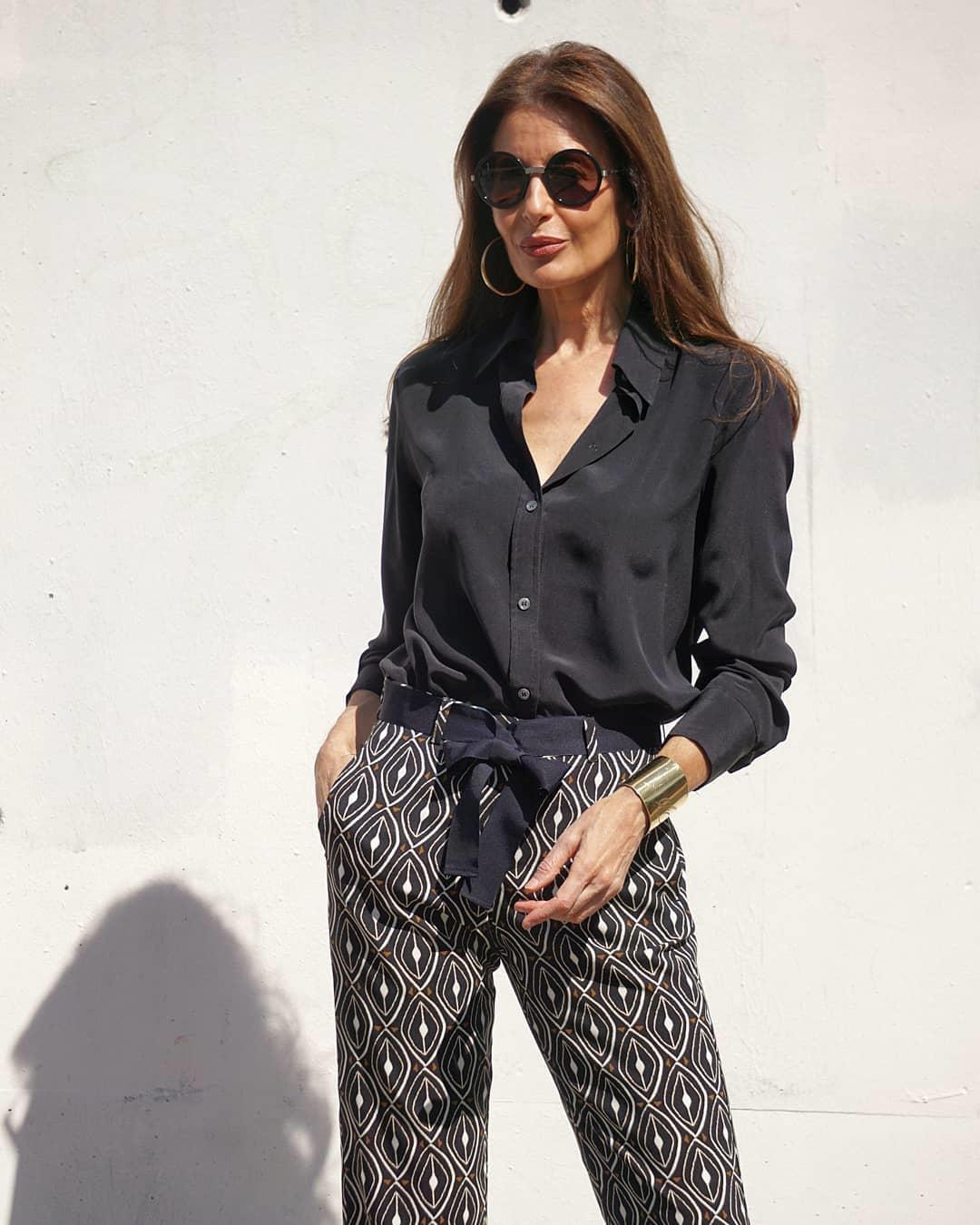 Pilar Arce, con blusa negra y pantalón estampado