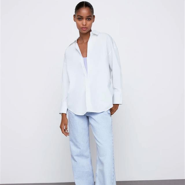 Esta es la camisa blanca de Zara que mejor queda con todos tus jeans de primavera