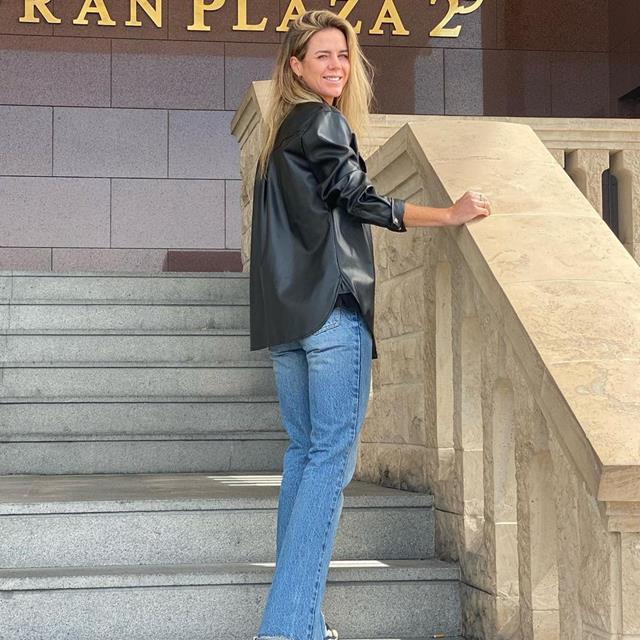 Amelia Bono confirma que estos son los jeans campana de Zara que TODAS llevan porque estilizan un montón