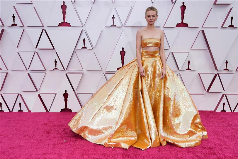 Carey Mulligan en los Premios Oscar 2021 con look de Valentino Couture