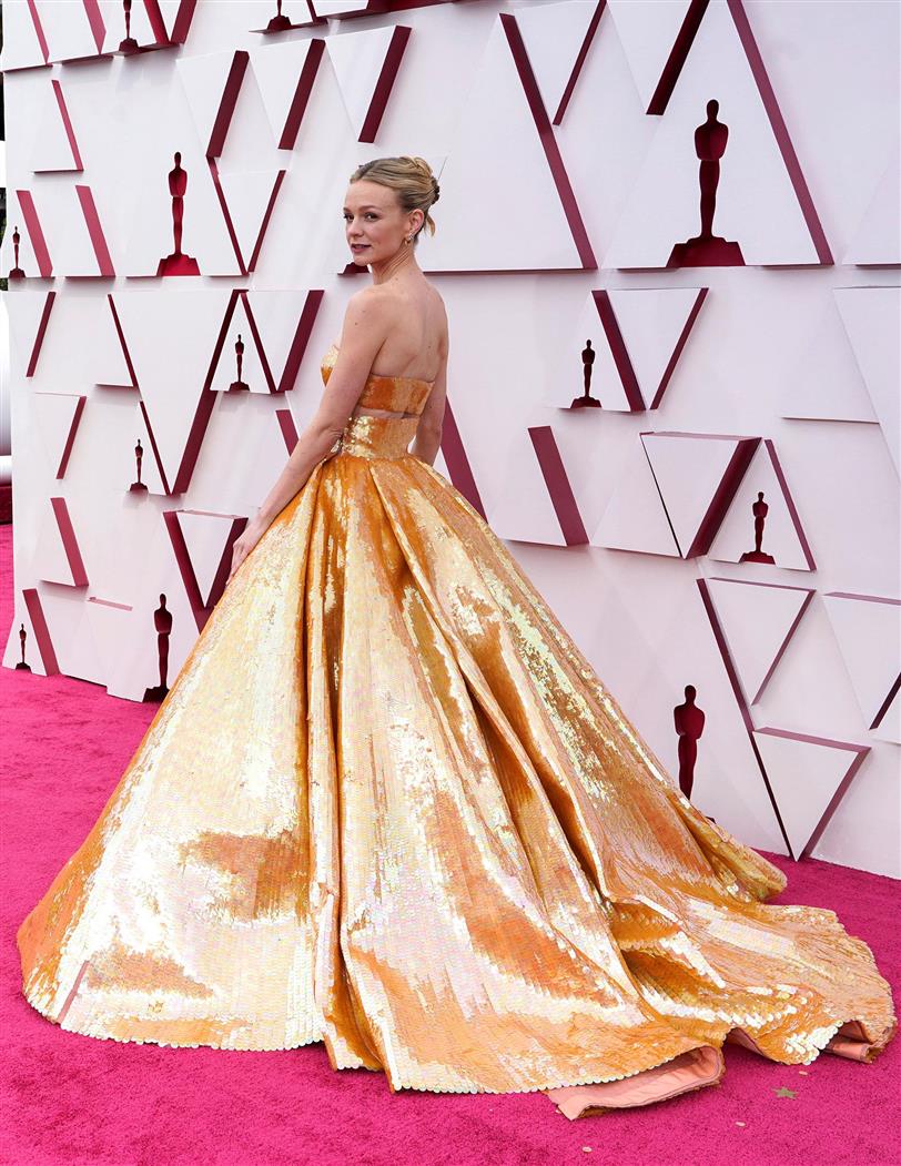 Carey Mulligan en los Premios Oscar 2021 con top y falda de Valentino Couture