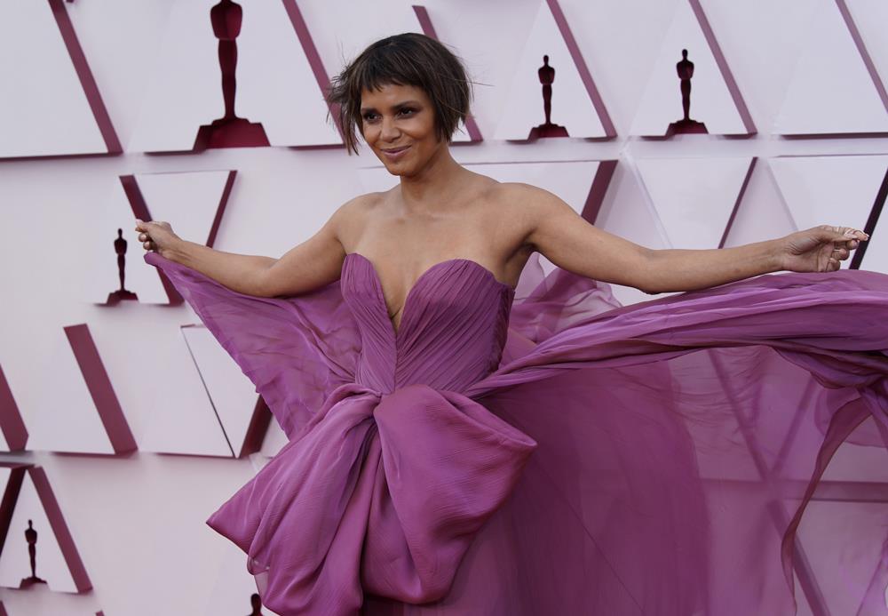 Halle Berry estrena nuevo look en la alfombra roja de los Premios Oscar 2021