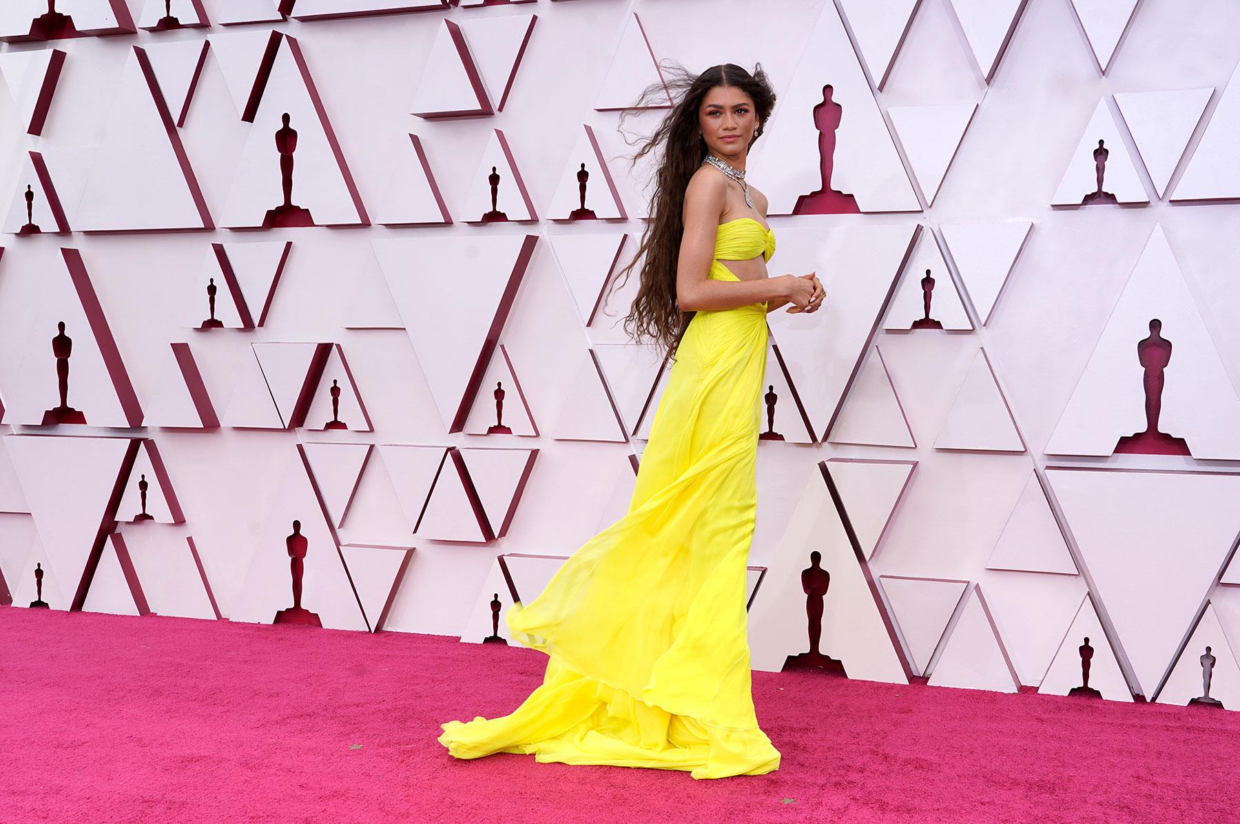 Zendaya en los Premios Oscar 2021 con vestido de Valentino