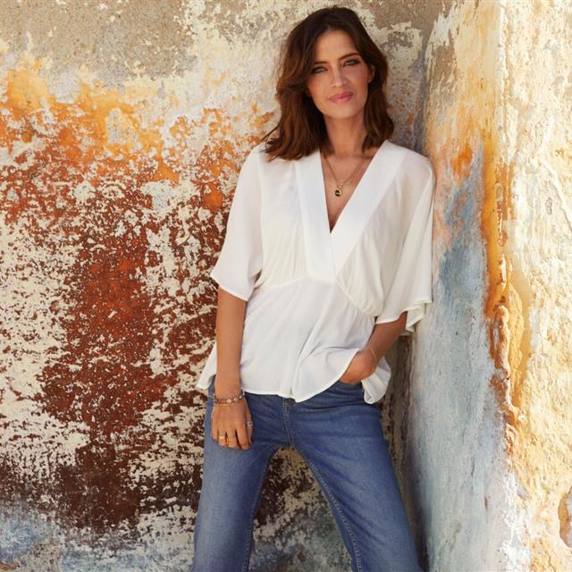 Sara Carbonero tiene la blusa de vaporosa de firma española que mejor queda con jeans blancos